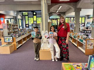 Sinds een jaar werk ik met veel plezier als flex bibliotheekmedewerker bij de verschillende wijkbibliotheken van @bibliotheekutrecht. Afgelopen week kwam Annet Stegeman, directeur van de @voorleesexpress, langs om deze super enthousiaste broer en zus in te schrijven bij bibliotheek Lunetten. 

Stiching @voorleesexpress koppelt vrijwilligers door heel Nederland aan gezinnen om taalontwikkeling samen te stimuleren (en zoekt altijd meer gepassioneerde vrijwilligers!)